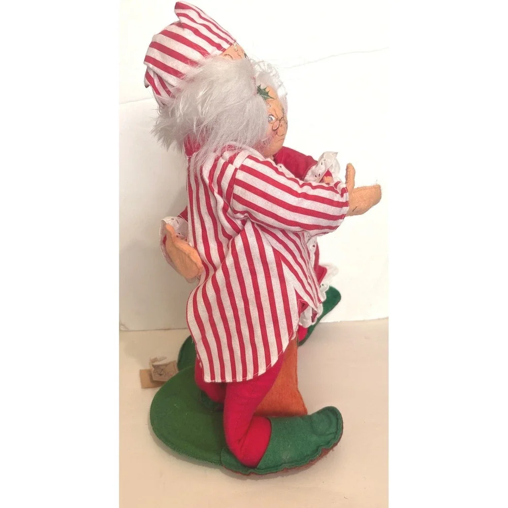 VTG 1989 Annalee Santa and Mrs Claus Hugging Christmas Decor Figurines